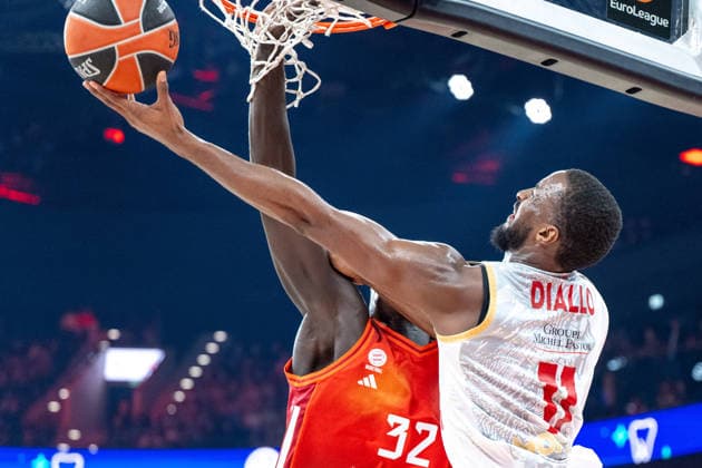 Wenyen Gabriel 32 (FC Bayern Basketball) hat dei Hand von unten im Korb, Alpha Diallo 11 (AS Monaco Basket), FC Bayern Basketball vs. AS Monaco Basket, EuroLeague 27. Spieltag, 05.02.2026 Muenchen Bayern Deutschland