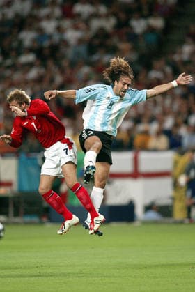 Argentina V England, FIFA World Cup, WM, Weltmeisterschaft, Fussball Finals 2002 Group F Gabriel Batistuta of Argentina and David Beckham of England challenge during the FIFA World Cup Finals 2002 Group F match between Argentina and England at Sapporo Dome on June 7, 2002 in Sapporo, Japan. Sapporo Sapporo Dome Japan Japan Copyright: xAllstarxPicturexLibraryxLtdx