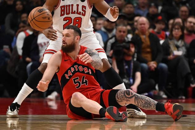 February 5, 2026, Toronto, On, Canada: Toronto Raptors Sandro Mamukelashvili (54) looks for a teammate after stumbling against the Chicago Bulls during first half NBA, Basketball Herren, USA basketball game action in Toronto on Thursday, Feb. 5, 2026. Sandro Mamukelashvili  - ZUMAc35_ 20260205_zaf_c35_151 Copyright: xJonxBlackerx