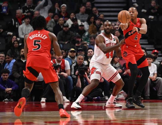 February 5, 2026, Toronto, On, Canada: Toronto Raptors Scottie Barnes (4) makes a pass to Immanuel Quickley (5) past Chicago Bulls Patrick Williams (44) during first half NBA, Basketball Herren, USA basketball game action in Toronto on Thursday, Feb. 5, 2026. Scottie Barnes, Immanuel Quickley, Patrick Williams - ZUMAc35_ 20260205_zaf_c35_153 Copyright: xJonxBlackerx
