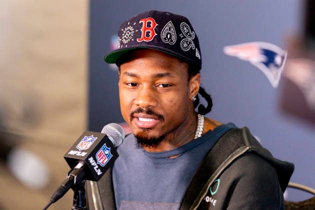 SANTA CLARA, CA - FEBRUARY 05: WR Stefon Diggs (8) of the New England Patriots answers questions during the Thursday press conference, PK, Pressekonferenz on Thursday, February 5th at the Santa Clara Marriott in Santa Clara, CA. (Photo by Bob Kupbens Icon Sportswire) NFL, American Football Herren, USA FEB 05 Super Bowl LX New England Patriots EDITORIAL USE ONLY Icon260205041