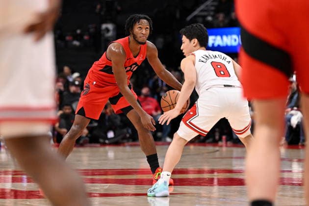 February 5, 2026, Toronto, On, Canada: Toronto Raptors Immanuel Quickley (5) checks the shot clock in front of Chicago Bulls Yuki Kawamura (8) during the dying seconds of second half NBA, Basketball Herren, USA basketball game action in Toronto on Thursday, Feb. 5, 2026. Collin Murray-Boyles, Yuki Kawamura  - ZUMAc35_ 20260205_zaf_c35_156 Copyright: xJonxBlackerx