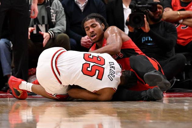February 5, 2026, Toronto, On, Canada: Toronto Raptors Collin Murray-Boyles (top) and Chicago Bulls Isaac Okoro (35) fight for control of the ball during second half NBA, Basketball Herren, USA basketball game action in Toronto on Thursday, Feb. 5, 2026. Collin Murray-Blyles, Isaac Okoro  - ZUMAc35_ 20260205_zaf_c35_157 Copyright: xJonxBlackerx
