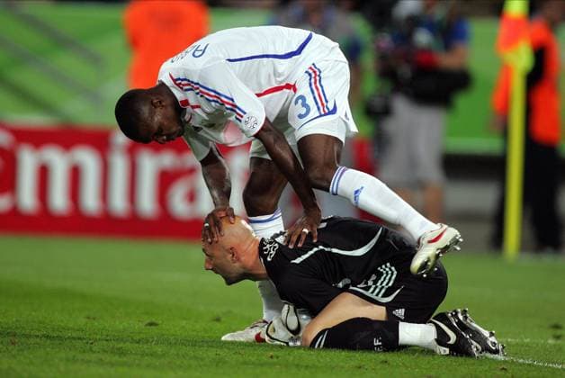 Spain V France, FIFA World Cup, WM, Weltmeisterschaft, Fussball Finals 2006 Round Of 16 Fabien Barthez of France and Eric Abidal of France during the FIFA World Cup Finals 2006 Round Of 16 match between Spain and France at Niedersachsenstadion on June 27, 2006 in Hanover, Germany. Hanover Niedersachsenstadion Germany Germany Copyright: xAllstarxPicturexLibraryxLtdx
