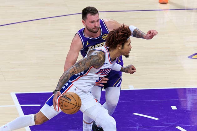 February 5, 2026, Los Angeles, California, USA: Kelly Oubre Jr. 9 of the Philadelphia 76ers drives past Luka Doncic 77 of the Los Angeles Lakers during their regular season NBA, Basketball Herren, USA game on Thursday February 5, 2026 at Crypto.com Arena in Los Angeles, California. ARIANA RUIZ PI Los Angeles USA - ZUMAp124 20260205_zaa_p124_009 Copyright: xArianaxRuizx
