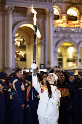 Milan Cortina Olympics: Torch relay Italian Ballet dancer Nicoletta Manni holds the Olympic flame in front of Galleria Vittorio Emanuele II in Milan during the Milan Cortina Olympics torch relay on Feb. 5, 2026, the eve of the opening of the games.  A14AA0005247960P