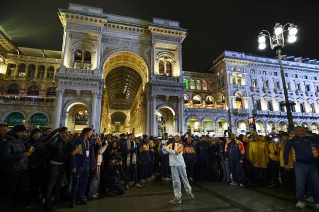 Milan Cortina Olympics: Torch relay Italian Ballet dancer Nicoletta Manni holds the Olympic flame in front of Galleria Vittorio Emanuele II in Milan during the Milan Cortina Olympics torch relay on Feb. 5, 2026, the eve of the opening of the games.  A14AA0005247961P