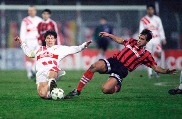 Fussball, Bundesliga, Deutschland, Herren, Saison 1995 1996, Ulrich-Haberland-Stadion Leverkusen, Bayer Leverkusen - VfB Stuttgart 0:0; Ulf Kirsten (LEV), Krassimir Balakov (STG). Aktion *** Soccer, Bundesliga, Germany, Men, Season 1995 1996, Ulrich Haberland Stadion Leverkusen, Bayer Leverkusen VfB Stuttgart 0 0 Ulf Kirsten LEV , Krassimir Balakov STG Action