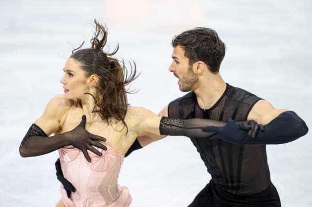 ITALY, MILAN - FEBRUARY 6, 2026: Ice dancers Laurence Fournier (L) and Guillaume Cizeron of France perform their rhythm dance during the team Figure skating, Eiskunstlauf event at Milano Ice Skating Arena as part of the 2026 Winter Olympic Games, Olympische Spiele, Olympia, OS Mikhail Tereshchenko TASS  88274641
