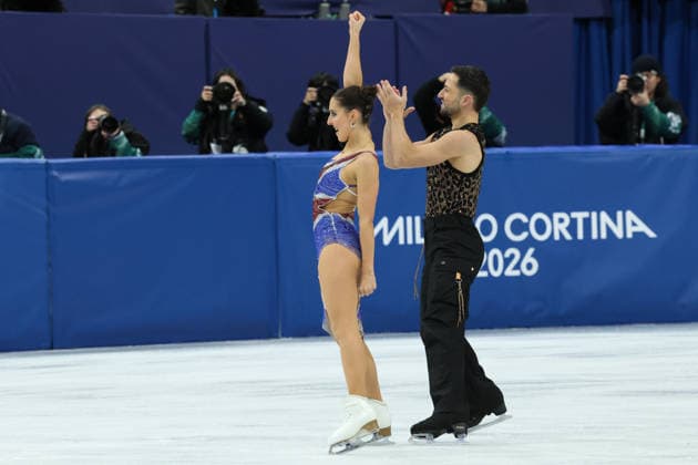 February 6, 2026, Milan, Lombardy, Italy: LILAH FEAR and LEWIS GIBSON of Great Britain perform their Ice Dance Rhythm Dance during the Figure skating, Eiskunstlauf Team Event at the Milano Cortina 2026 Winter Olympic Games, Olympische Spiele, Olympia, OS Milan Italy - ZUMAc179 20260206_oly_c179_016 Copyright: xMickaelxChavetx
