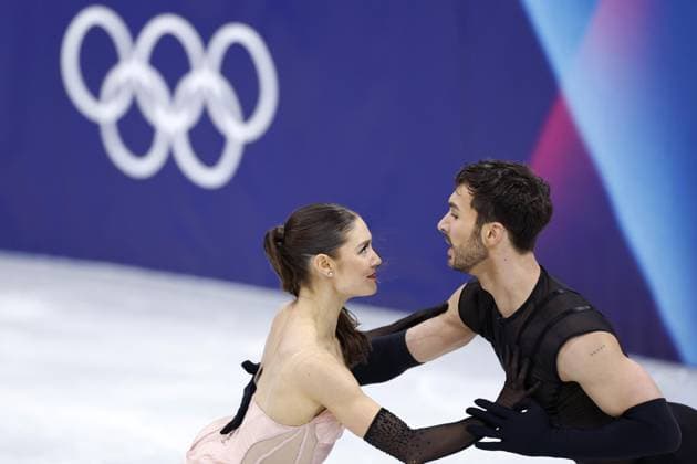 Milan Cortina Olympics: Figure skating, Eiskunstlauf French ice dancers Laurence Fournier Beaudry (L) and Guillaume Cizeron perform their rhythm dance during the figure skating team event at the Milan Cortina Olympics at Milano Ice Skating Arena in Milan on Feb. 6, 2026.  A14AA0005248701P