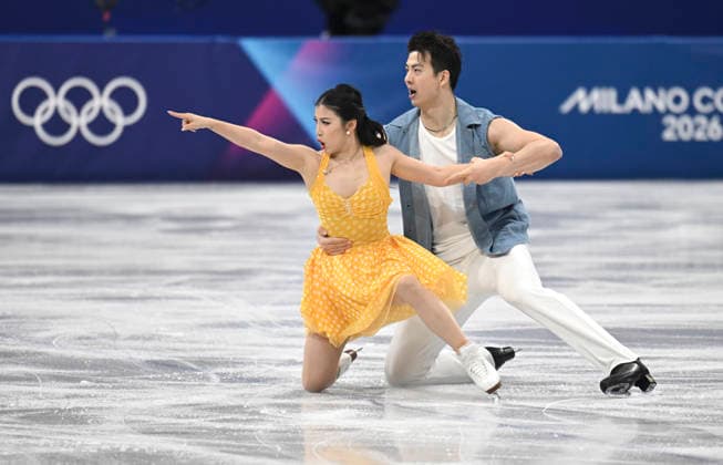(260206) -- MILAN, Feb. 6, 2026 -- Wang Shiyue (L) Liu Xinyu of China perform during the Figure skating, Eiskunstlauf team event ice dance rhythm dance of the Milan-Cortina 2026 Olympic Winter games, Winterspiele,Spiele, Summer games in Milan, Italy, Feb. 6, 2026. ) (MICO2026)ITALY-MILAN-OLYMPIC WINTER GAMES-FIGURE SKATING-TEAM EVENT-ICE DANCE-RHYTHM DANCE ChengxMin 