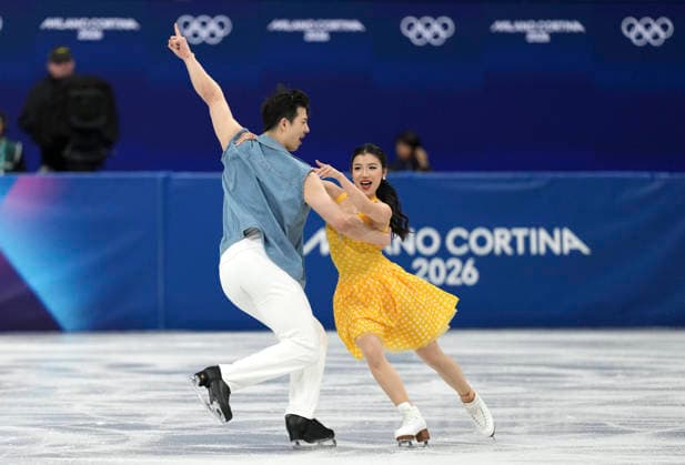 (260206) -- MILAN, Feb. 6, 2026 -- Wang Shiyue (R) Liu Xinyu of China perform during the Figure skating, Eiskunstlauf team event ice dance rhythm dance of the Milan-Cortina 2026 Olympic Winter games, Winterspiele,Spiele, Summer games in Milan, Italy, Feb. 6, 2026. ) (MICO2026)ITALY-MILAN-OLYMPIC WINTER GAMES-FIGURE SKATING-TEAM EVENT-ICE DANCE-RHYTHM DANCE ChengxMin 