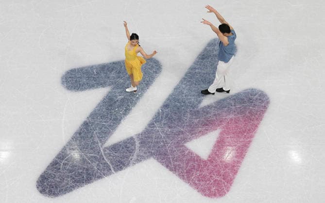 (260206) -- MILAN, Feb. 6, 2026 -- Wang Shiyue (L) Liu Xinyu of China perform during the Figure skating, Eiskunstlauf team event ice dance rhythm dance of the Milan-Cortina 2026 Olympic Winter games, Winterspiele,Spiele, Summer games in Milan, Italy, Feb. 6, 2026. ) (MICO2026)ITALY-MILAN-OLYMPIC WINTER GAMES-FIGURE SKATING-TEAM EVENT-ICE DANCE-RHYTHM DANCE LixMing 