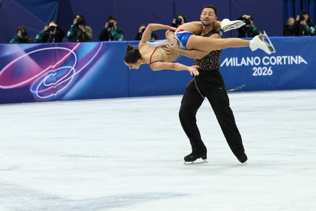 February 6, 2026, Milan, Lombardy, Italy: LILAH FEAR and LEWIS GIBSON of Great Britain perform their Ice Dance Rhythm Dance during the Figure skating, Eiskunstlauf Team Event at the Milano Cortina 2026 Winter Olympic Games, Olympische Spiele, Olympia, OS Milan Italy - ZUMAc179 20260206_oly_c179_034 Copyright: xMickaelxChavetx
