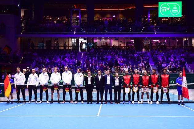 Tennis Davis Cup 2026: Deutschland - Peru am 06.02.2026 im Castello in Düsseldorf Die beiden Mannschaften stehen zur Nationalhymne bereit Nordrhein-Westfalen Deutschland