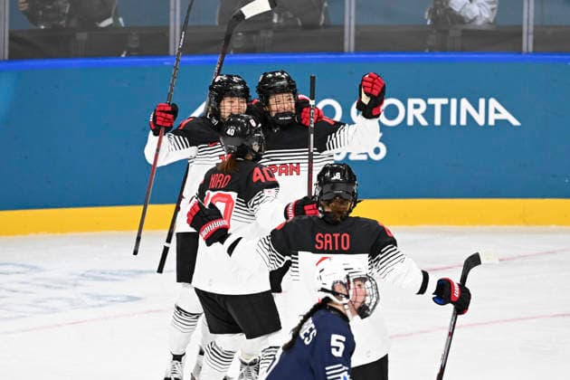 The Japan team celebrates the R. Ukita 1-0 score, Ice hockey, Eishockey - Women Prelim.Round Group B FRA 2 - 3 JPN (France 2- 3 Japan) at the Milano Ice Hockey Park during the Milano Cortina 2026 Olympic Winter games, Winterspiele,Spiele, Summer games 07 February 2026, Milan, Italy. Noxthirdxpartyxsales  aflo_318694538