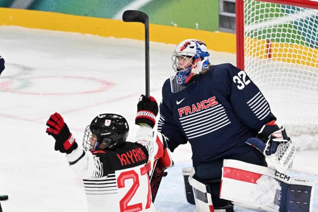 The Japan team celebrates the M. Ito (Japan) 1-2 score, Ice hockey, Eishockey - Women Prelim.Round Group B FRA 2 - 3 JPN (France 2- 3 Japan) at the Milano Ice Hockey Park during the Milano Cortina 2026 Olympic Winter games, Winterspiele,Spiele, Summer games 07 February 2026, Milan, Italy. Noxthirdxpartyxsales  aflo_318694690
