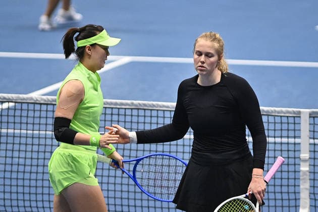 L-R Shuo Feng (CHN) and Madeleine Brooks (UK) in action during the match against Sabrina Santamari (USA) and Anastasia Detiucova (CZE) within the WTA, Tennis Damen women s tennis tournament Ostrava Open in Ostrava, Czech Republic, February 6, 2026. (CTKxPhoto JaroslavxOzana) CTKPhotoP2026020607627  CTKPhotoP2026020607627