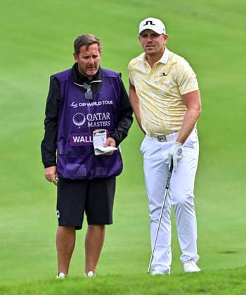 QATAR MASTERS 2026- SECOND ROUND Matt Wallace of England speaks with his caddy on the 15th green during second round of the Qatar Masters 2026 golf tournament at the Doha Golf Club on February 06, 2026. DOHA Qatar Copyright: xNOUSHADx