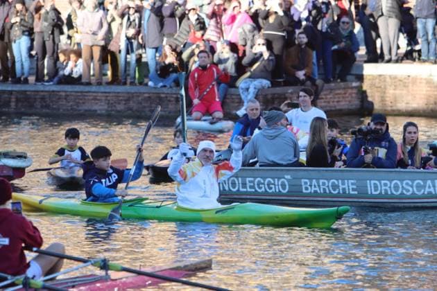 February 6, 2026, Milano: La fiamma olimpica portata dall ex canoista Antonio Rossi e arrivata in Darsena a Milano, accolta da migliaia di persone, e ha concluso il suo viaggio in attesa della cerimonia di questa sera a San Siro e dell accensione del braciere durante la cerimonia di apertura delle Olimpiadi invernali Milano-Cortina, Milano 6 febbraio 2026. ANSA PAOLO SALMOIRAGO - - - - - - - - - - - - - - - - - - - - - - - - - - - - - - - - - - - - - - - - - The Olympic flame carried by former canoeist Antonio Rossi arrived in Milan s Darsena district, welcomed by thousands of people, and concluded its journey ahead of tonight s ceremony at San Siro and the lighting of the cauldron during the opening ceremony of the Milan-Cortina Winter Olympics, Milan, February 6, 2026. ANSA PAOLO SALMOIRAGO Milano Cortina: La Fiamma Olimpica Sui Navigli Tra Migliaia Di Persone  - ZUMAa110 20260206_zaf_a110_007 Copyright: xPaoloxSalmoiragox