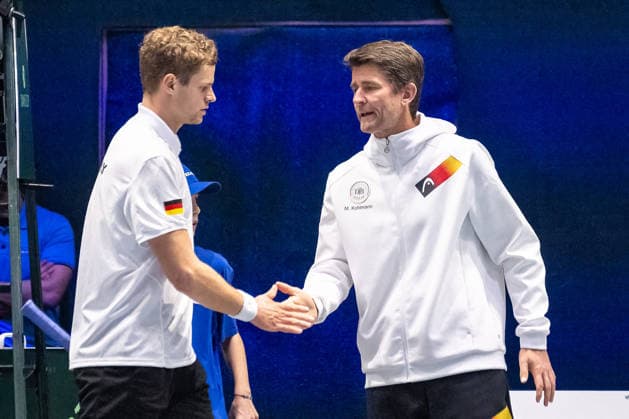 Michael Kohlmann (Team Deutschland, Kapitaen) gratuliert Yannick Hanfmann (Team Deutschland) zum Spiel. Deutschland vs. Peru, Tennis, Davis-Cup, 01. Runde, 06. und 07.02.2026 Deutschland vs. Peru, Tennis, Davis-Cup, 01. Runde, 06. und 07.02.2026 Duesseldorf Copyright: xEibner-Pressefoto ThomasxHaeslerx EP_THR