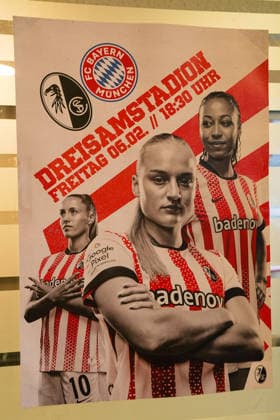 Google Pixel Frauen-Bundesliga: SC Freiburg vs. FC Bayern München, 06.02.2026 Plakat für das Spiel SC Freiburg vs FC Bayern München Google Pixel Frauen-Bundesliga: SC Freiburg vs. FC Bayern München, Dreisamstadion, 06.02.2026 DFB DFL REGULATIONS PROHIBIT ANY USE OF PHOTOGRAPHS AS IMAGE SEQUENCES AND OR QUASI-VIDEO. Copyright: xBEAUTIFULxSPORTS Boscox