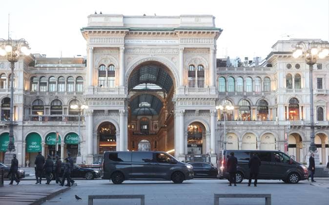 Milano blindata per l arrivo delle Istituzioni a Palazzo Reale. Palazzo Reale di Milano e al centro della scena istituzionale, ospitando i capi di Stato, la presidente del Consiglio Meloni e il presidente della Repubblica Mattarella in occasione della cerimonia di apertura delle Olimpiadi invernali Milano Cortina 2026 06 Gennaio 2026, Milano, Italia (Foto Stefano Porta LaPresse) Milan is under lockdown for the arrival of the institutions at the Palazzo Reale. Milan s Palazzo Reale is at the center of the institutional scene, hosting heads of state, Prime Minister Meloni, and President Mattarella for the opening ceremony of the Milan-Cortina 2026 Winter Olympics. January 6, 2026, Milan, Italy (Photo Stefano Porta LaPresse)  Copyright: xStefanoxPorta LaPressex