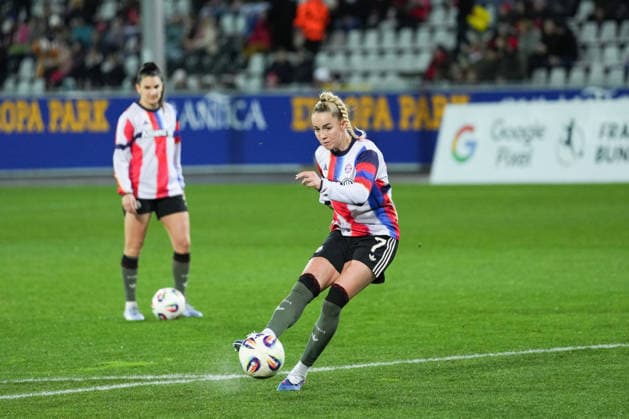 Google Pixel Frauen-Bundesliga: SC Freiburg vs. FC Bayern München, 06.02.2026 Giulia Gwinn (FC Bayern München, 7) beim aufwärmen Google Pixel Frauen-Bundesliga: SC Freiburg vs. FC Bayern München, Dreisamstadion, 06.02.2026 DFB DFL REGULATIONS PROHIBIT ANY USE OF PHOTOGRAPHS AS IMAGE SEQUENCES AND OR QUASI-VIDEO. Copyright: xBEAUTIFULxSPORTS Boscox