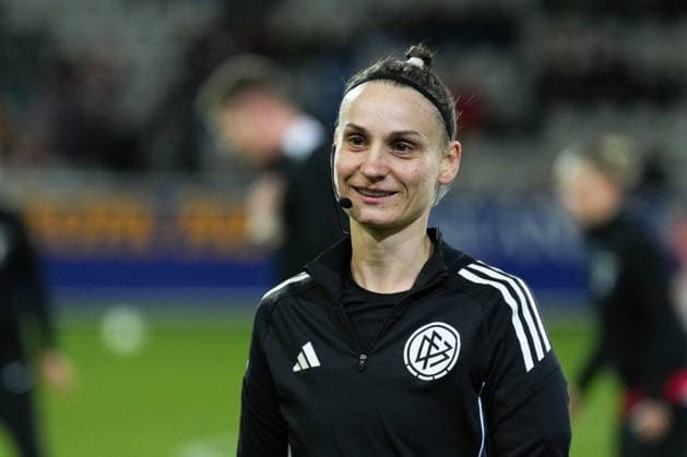 Google Pixel Frauen-Bundesliga: SC Freiburg vs. FC Bayern München, 06.02.2026 Naemi Breier (Schiedsrichterin) beim aufwärmen Google Pixel Frauen-Bundesliga: SC Freiburg vs. FC Bayern München, Dreisamstadion, 06.02.2026 DFB DFL REGULATIONS PROHIBIT ANY USE OF PHOTOGRAPHS AS IMAGE SEQUENCES AND OR QUASI-VIDEO. Copyright: xBEAUTIFULxSPORTS Boscox