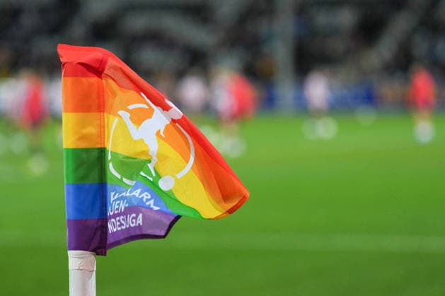 Google Pixel Frauen-Bundesliga: SC Freiburg vs. FC Bayern München, 06.02.2026 Google Pixel Bundesliga Wappen auf der Regenbogen-Eckballfahne Google Pixel Frauen-Bundesliga: SC Freiburg vs. FC Bayern München, Dreisamstadion, 06.02.2026 DFB DFL REGULATIONS PROHIBIT ANY USE OF PHOTOGRAPHS AS IMAGE SEQUENCES AND OR QUASI-VIDEO. Copyright: xBEAUTIFULxSPORTS Boscox