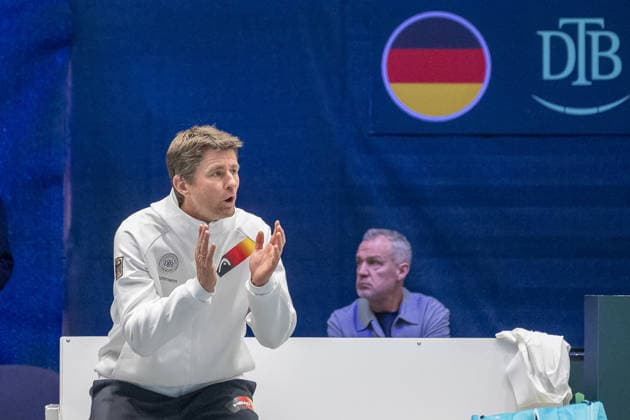 Michael Kohlmann (Team Deutschland, Kapitaen) applaudiert Yannick Hanfmann (Team Deutschland). Deutschland vs. Peru, Tennis, Davis-Cup, 01. Runde, 06. und 07.02.2026 Deutschland vs. Peru, Tennis, Davis-Cup, 01. Runde, 06. und 07.02.2026 Duesseldorf Copyright: xEibner-Pressefoto ThomasxHaeslerx EP_THR