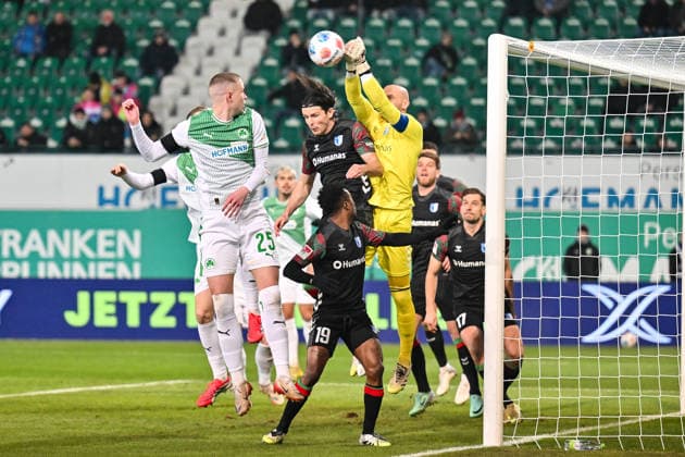 2. Bundesliga; SpVgg Greuther Fürth - 1. FC Magdeburg; 06.02.2026 FUERTH, GERMANY - 06. FEBRUARY: in dieser Szene kann Dominik REIMANN (1. FC Magdeburg 1) einen Kopfball von Brynjar Ingo BJARNASON (SpVgg Greuther Fürth 25) entschärften während dem Match zwischen der SpVgg Greuther Fürth und dem 1. FC Magdeburg am 21. Spieltag der 2. Bundesliga im Sportpark Ronhof Thomas Sommer