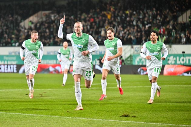 2. Bundesliga; SpVgg Greuther Fürth - 1. FC Magdeburg; 06.02.2026 FUERTH, GERMANY - 06. FEBRUARY: Jubel der Fürther nach dem Treffer zum 1-0 durch Brynjar Ingo BJARNASON (SpVgg Greuther Fürth 25) Tor Torschuetze Freude Happy während dem Match zwischen der SpVgg Greuther Fürth und dem 1. FC Magdeburg am 21. Spieltag der 2. Bundesliga im Sportpark Ronhof Thomas Sommer