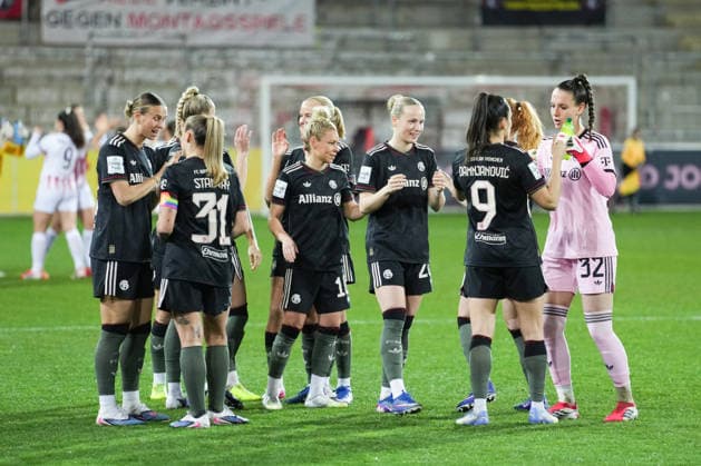 Google Pixel Frauen-Bundesliga: SC Freiburg vs. FC Bayern München, 06.02.2026 Die Münchner Frauen beim abklatschen vor dem Spiel Google Pixel Frauen-Bundesliga: SC Freiburg vs. FC Bayern München, Dreisamstadion, 06.02.2026 DFB DFL REGULATIONS PROHIBIT ANY USE OF PHOTOGRAPHS AS IMAGE SEQUENCES AND OR QUASI-VIDEO. Copyright: xBEAUTIFULxSPORTS Boscox