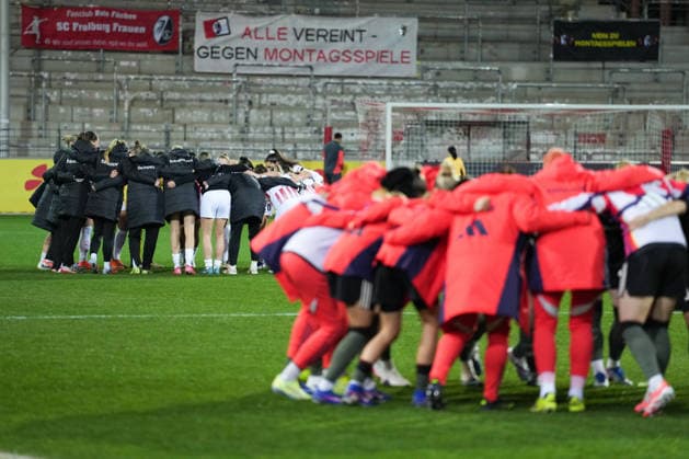 Google Pixel Frauen-Bundesliga: SC Freiburg vs. FC Bayern München, 06.02.2026 Die Mannschaft des SC Freiburg im Mannschaftskreis vor dem Spiel und im Vordergrund die Frauen des FC Bayern München Google Pixel Frauen-Bundesliga: SC Freiburg vs. FC Bayern München, Dreisamstadion, 06.02.2026 DFB DFL REGULATIONS PROHIBIT ANY USE OF PHOTOGRAPHS AS IMAGE SEQUENCES AND OR QUASI-VIDEO. Copyright: xBEAUTIFULxSPORTS Boscox