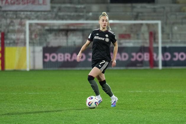 Google Pixel Frauen-Bundesliga: SC Freiburg vs. FC Bayern München, 06.02.2026 Giulia Gwinn (FC Bayern München, 7) mit dem Ball Google Pixel Frauen-Bundesliga: SC Freiburg vs. FC Bayern München, Dreisamstadion, 06.02.2026 DFB DFL REGULATIONS PROHIBIT ANY USE OF PHOTOGRAPHS AS IMAGE SEQUENCES AND OR QUASI-VIDEO. Copyright: xBEAUTIFULxSPORTS Boscox