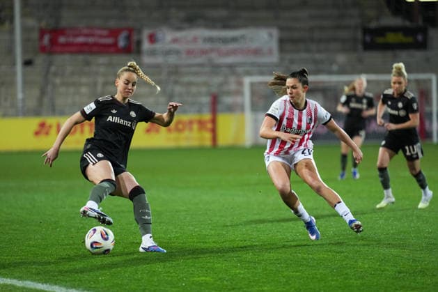 Google Pixel Frauen-Bundesliga: SC Freiburg vs. FC Bayern München, 06.02.2026 Zweikampf zwischen Giulia Gwinn (FC Bayern München, 7) und Leela Egli (SC Freiburg, 20) Google Pixel Frauen-Bundesliga: SC Freiburg vs. FC Bayern München, Dreisamstadion, 06.02.2026 DFB DFL REGULATIONS PROHIBIT ANY USE OF PHOTOGRAPHS AS IMAGE SEQUENCES AND OR QUASI-VIDEO. Copyright: xBEAUTIFULxSPORTS Boscox