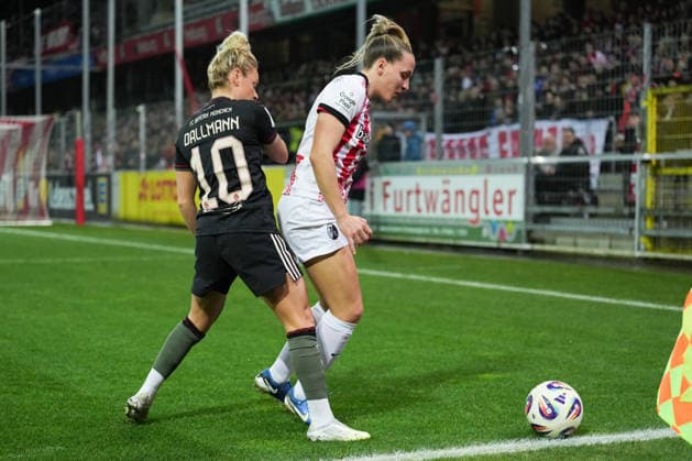 Google Pixel Frauen-Bundesliga: SC Freiburg vs. FC Bayern München, 06.02.2026 Zweikampf zwischen Linda Dallmann (FC Bayern München, 10) und Lisa Karl (SC Freiburg, 2) Google Pixel Frauen-Bundesliga: SC Freiburg vs. FC Bayern München, Dreisamstadion, 06.02.2026 DFB DFL REGULATIONS PROHIBIT ANY USE OF PHOTOGRAPHS AS IMAGE SEQUENCES AND OR QUASI-VIDEO. Copyright: xBEAUTIFULxSPORTS Boscox