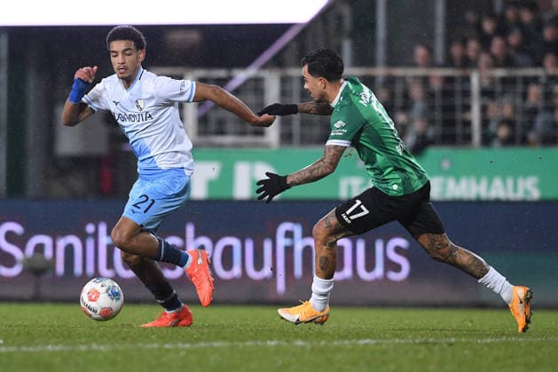 Fußball 2. Bundesliga 21. Spieltag SC Preußen Münster - VfL Bochum am 06.02.2026 im LVM-Preußenstadion in Münster Francis Onyeka ( Bochum ), links - Oliver Batista Meier ( Münster ), rechts DFL regulations prohibit any use of photographs as image sequences and or quasi-video.