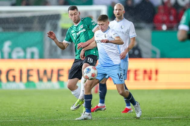 06.02.2025, Fußball, Preußen Münster - VfL Bochum, 2. Fußball Bundesliga, Preußenstadion, 21.Spieltag, Saison 2025 2026: Callum Marshall (VfL Bochum 16) im Zweikampf gegen Torge Paetow (Preussen Muenster 16) DFB regulations prohibit any use of photographs as image sequences and or quasi-video. Nordrhein-Westfalen Deutschland