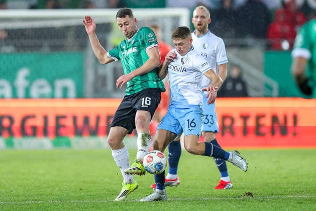 06.02.2025, Fußball, Preußen Münster - VfL Bochum, 2. Fußball Bundesliga, Preußenstadion, 21.Spieltag, Saison 2025 2026: Callum Marshall (VfL Bochum 16) im Zweikampf gegen Torge Paetow (Preussen Muenster 16) DFB regulations prohibit any use of photographs as image sequences and or quasi-video. Nordrhein-Westfalen Deutschland