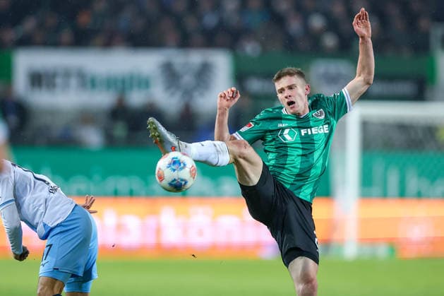 06.02.2025, Fußball, Preußen Münster - VfL Bochum, 2. Fußball Bundesliga, Preußenstadion, 21.Spieltag, Saison 2025 2026: Jano ter Horst (Preussen Muenster 27) verrenkt sich um den Ball zu Spielen DFB regulations prohibit any use of photographs as image sequences and or quasi-video. Nordrhein-Westfalen Deutschland