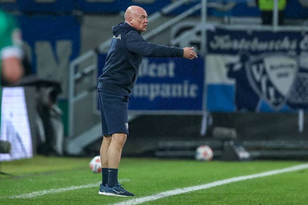 06.02.2025, Fußball, Preußen Münster - VfL Bochum, 2. Fußball Bundesliga, Preußenstadion, 21.Spieltag, Saison 2025 2026: Cheftrainer Uwe Rösler (VfL Bochum hc) gestikulierend am Spielfeldrand DFB regulations prohibit any use of photographs as image sequences and or quasi-video. Nordrhein-Westfalen Deutschland