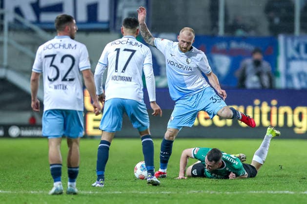 06.02.2025, Fußball, Preußen Münster - VfL Bochum, 2. Fußball Bundesliga, Preußenstadion, 21.Spieltag, Saison 2025 2026: Philipp Hofmann (VfL Bochum 33) im Zweikampf gegen Torge Paetow (Preussen Muenster 16) DFB regulations prohibit any use of photographs as image sequences and or quasi-video. Nordrhein-Westfalen Deutschland