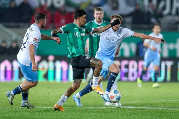 06.02.2025, Fußball, Preußen Münster - VfL Bochum, 2. Fußball Bundesliga, Preußenstadion, 21.Spieltag, Saison 2025 2026: Oliver Batista Meier (Preussen Muenster 17) im Zweikampf gegen Philipp Strompf (VfL Bochum 03) DFB regulations prohibit any use of photographs as image sequences and or quasi-video. Nordrhein-Westfalen Deutschland