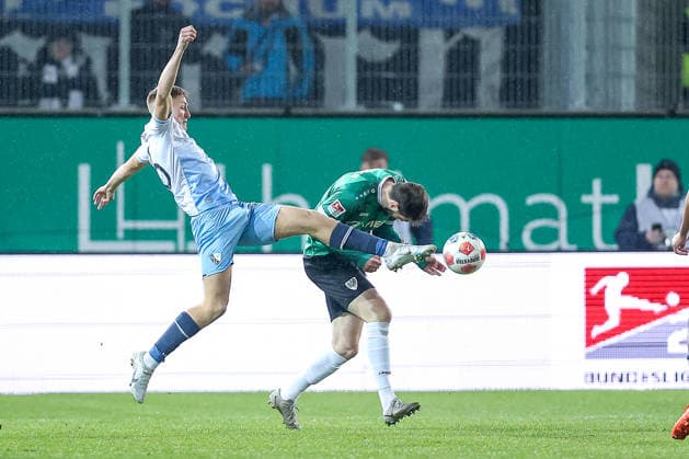 06.02.2025, Fußball, Preußen Münster - VfL Bochum, 2. Fußball Bundesliga, Preußenstadion, 21.Spieltag, Saison 2025 2026: Callum Marshall (VfL Bochum 16) im Zweikampf gegen Marcel Benger (Preussen Muenster 06) DFB regulations prohibit any use of photographs as image sequences and or quasi-video. Nordrhein-Westfalen Deutschland