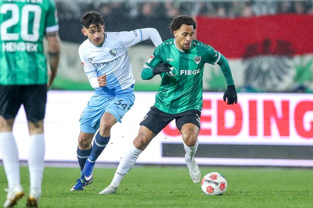 06.02.2025, Fußball, Preußen Münster - VfL Bochum, 2. Fußball Bundesliga, Preußenstadion, 21.Spieltag, Saison 2025 2026: Cajetan Lenz (VfL Bochum 34) im Zweikampf gegen Etienne Amenyido (Preussen Muenster 30) DFB regulations prohibit any use of photographs as image sequences and or quasi-video. Nordrhein-Westfalen Deutschland