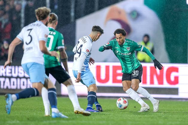06.02.2025, Fußball, Preußen Münster - VfL Bochum, 2. Fußball Bundesliga, Preußenstadion, 21.Spieltag, Saison 2025 2026: Cajetan Lenz (VfL Bochum 34) im Zweikampf gegen Etienne Amenyido (Preussen Muenster 30) DFB regulations prohibit any use of photographs as image sequences and or quasi-video. Nordrhein-Westfalen Deutschland
