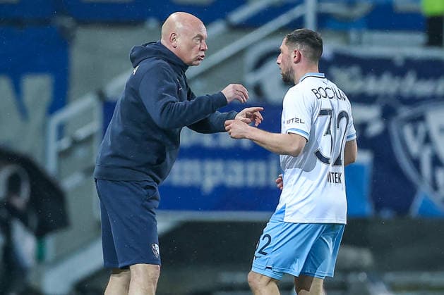 06.02.2025, Fußball, Preußen Münster - VfL Bochum, 2. Fußball Bundesliga, Preußenstadion, 21.Spieltag, Saison 2025 2026: Cheftrainer Uwe Rösler (VfL Bochum hc) gestikulierend am Spielfeldrand neben Maximilian Wittek (VfL Bochum 32) DFB regulations prohibit any use of photographs as image sequences and or quasi-video. Nordrhein-Westfalen Deutschland